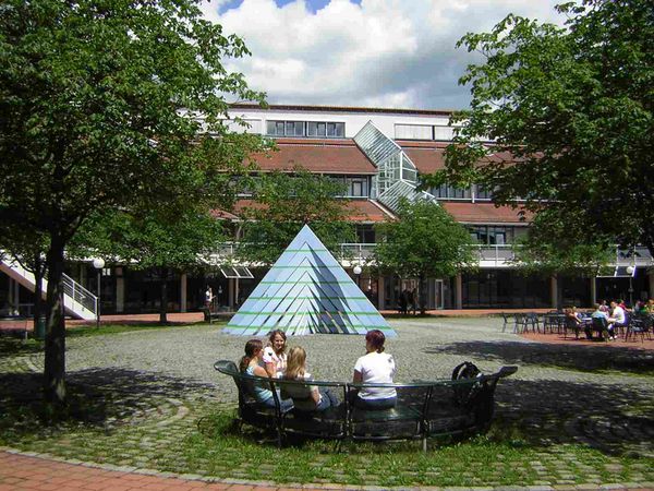 Innenhof mit Blick auf das Lehrgebäude