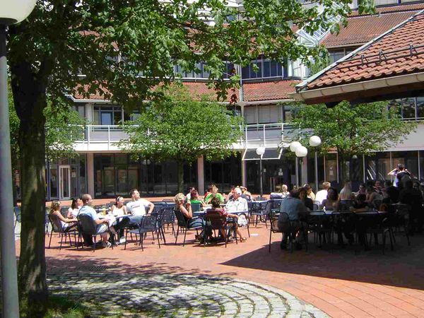 Terrasse vor der Mensa und Cafeteria